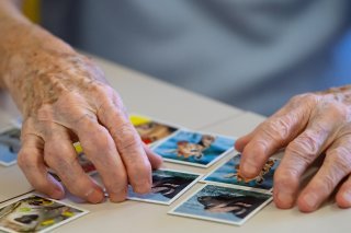 Selon les estimations d'Alzheimer Suisse, 156'900 personnes atteintes de la maladie d’Alzheimer ou d’une autre forme de démence vivent actuellement en Suisse (image d'illustration). KEYSTONE/DPA/SVEN HOPPE